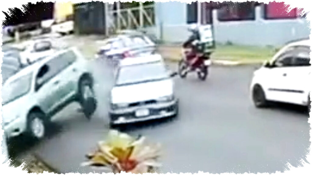 Pengemudi Toyota RAV4 Ini Sebaiknya Pertimbangkan Naik Bus Setelah Kecelakaan Rantai Aneh di Persimpangan