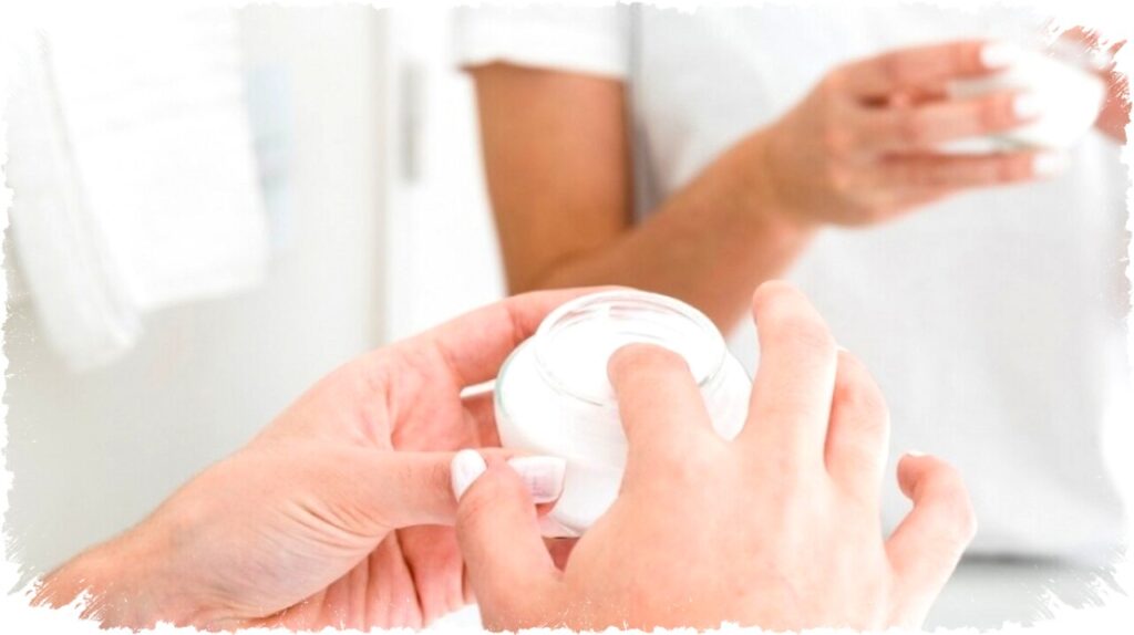 Skincare vs Krim Dokter: Mana Lebih Ampuh Cegah Penuaan Dini? Pilih sesuai kebutuhan, aman pakai rutin atau intensif dengan pengawasan medis!