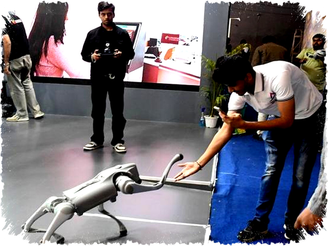 Unitree Go2 Robot Anjing AI: Teknologi Canggih, Fitur Mewah & Kontroversi Viral Pasca Pameran AI Terbesar di Delhi Unitree Go2 Robot Anjing AI: Teknologi Canggih, Fitur Mewah & Kontroversi Viral Pasca Pameran AI Terbesar di Delhi