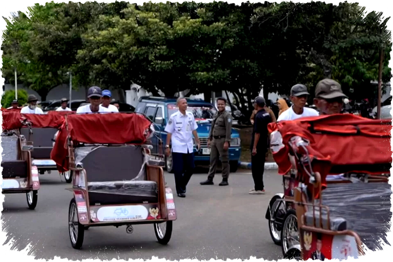 Penarik Becak Tua di Ponorogo Lawan Ojek Online dengan Becak Listrik Bantuan Presiden: Bertahan atau Tersingkir? Penarik Becak Tua di Ponorogo Lawan Ojek Online dengan Becak Listrik Bantuan Presiden: Bertahan atau Tersingkir?