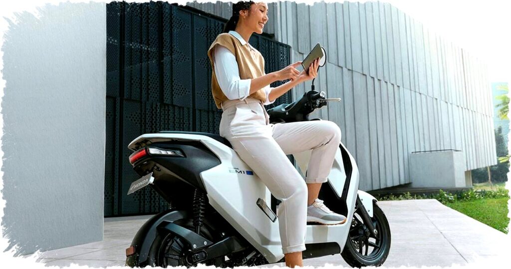 Honda EM1 e Vs ICON e: Siapa Pemenang Motor Listrik Kota? Performa, Jarak Tempuh, & Fitur Tersembunyi yang Bisa Mengubah Cara Kamu Berkeliling!