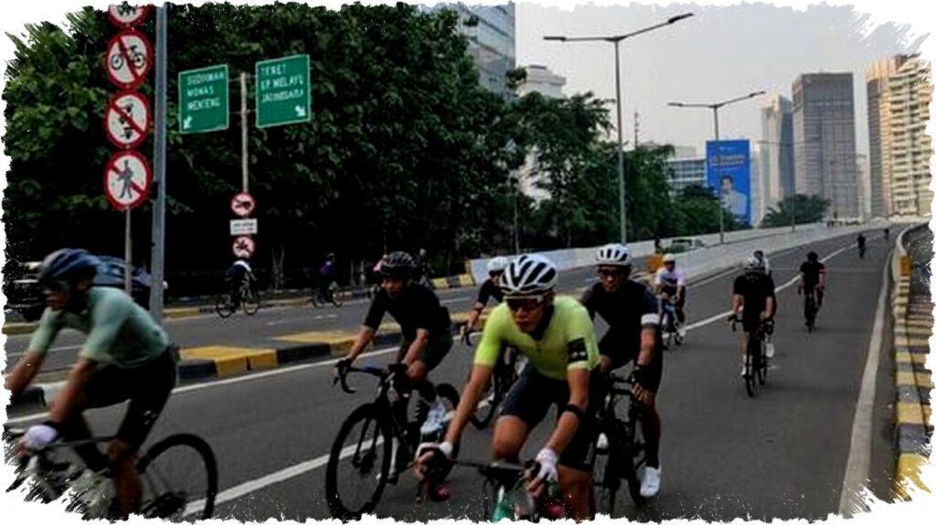 4 Aksesori Sepeda Esensial untuk Gowes Aman dan Fokus, dari Helm LED hingga Sarung Tangan Anti UV