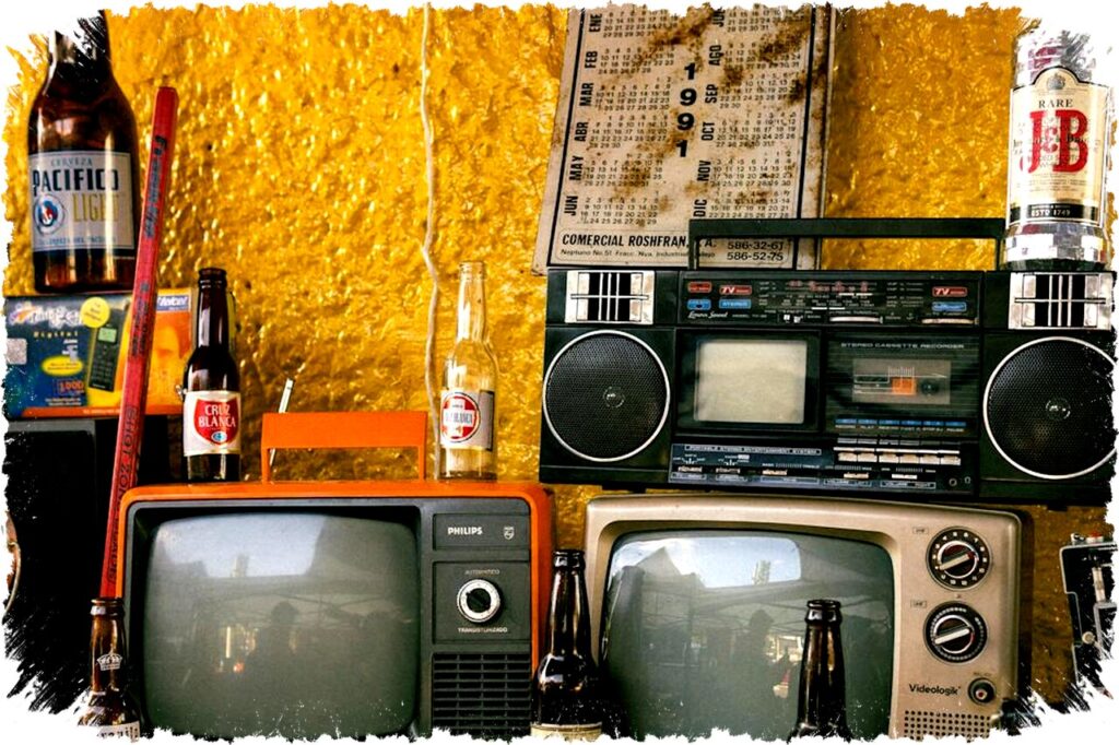 PS5 Terhubung ke TV Boombox 1980-an: Eksperimen Retro yang Viral dan Menarik Perhatian