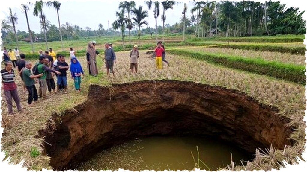 Fenomena Sinkhole di Indonesia: Penyebab, Risiko, dan Cara Mitigasi Berdasarkan Kajian Geologi