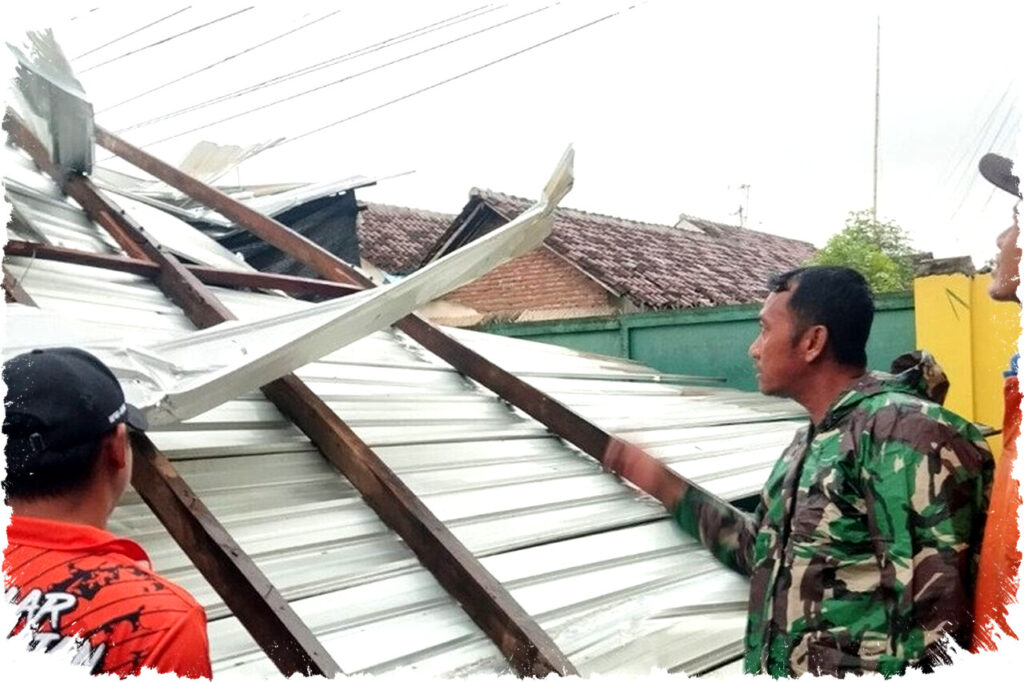 Angin Kencang Melanda Jawa Timur, Ratusan Rumah dan Fasum Rusak di Tulungagung, Probolinggo, Banyuwangi