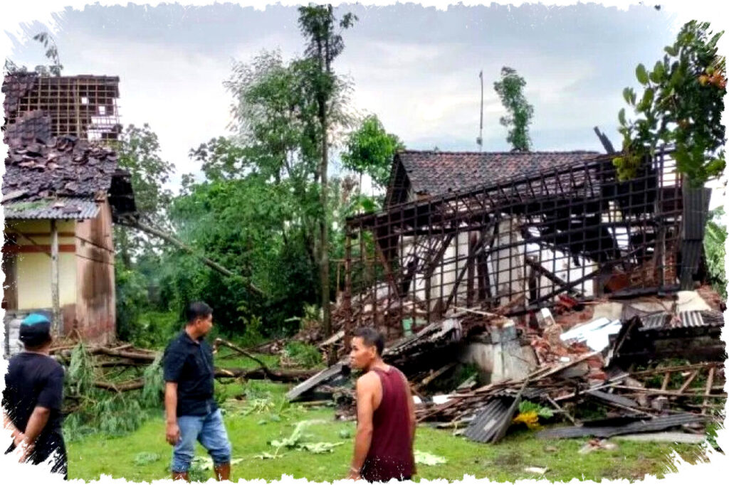 59 Rumah Rusak Diterjang Puting Beliung di Tulungagung, BPBD Berikan Bantuan Darurat