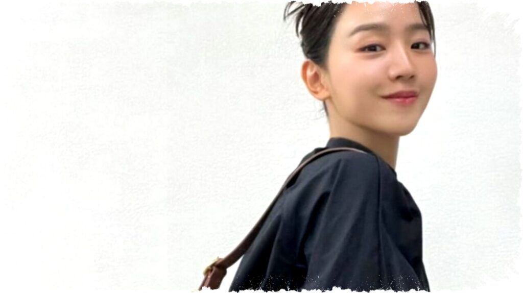 5 Look Ngampus Simpel & Kece ala Shin Hye Sun, Praktis untuk Hangout Setelah Kuliah!