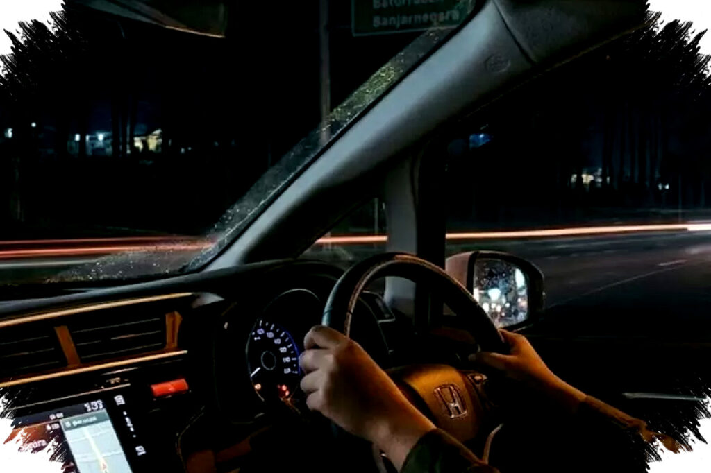 Malam Bukan Musuh, Ini 10 Tips Aman Berkendara Mobil yang Wajib Diingat