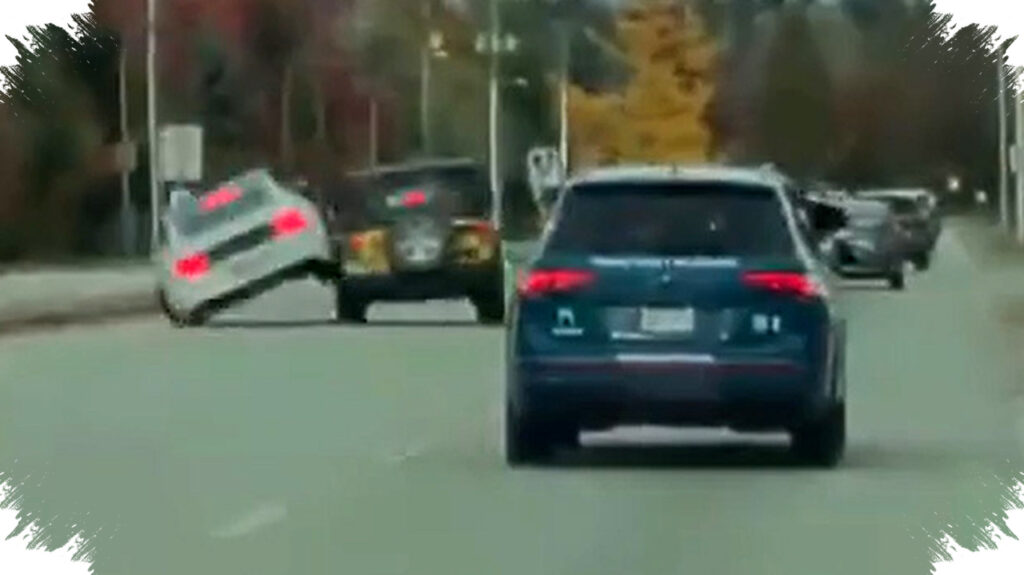 Sudah Pindah Jalur Dengan Benar, Mustang Tetap Terguling Terbalik Dalam Sekejap