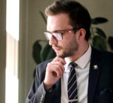 Half Windsor Bukan Sekadar Rapi, Begini Simpul Dasi Formal Yang Sering Diandalkan Half Windsor Bukan Sekadar Rapi, Begini Simpul Dasi Formal Yang Sering Diandalkan