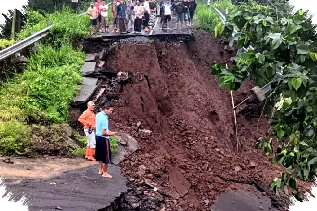 Jalan Menuju Madakaripura Ambles, Dua Pengendara Motor Terperosok