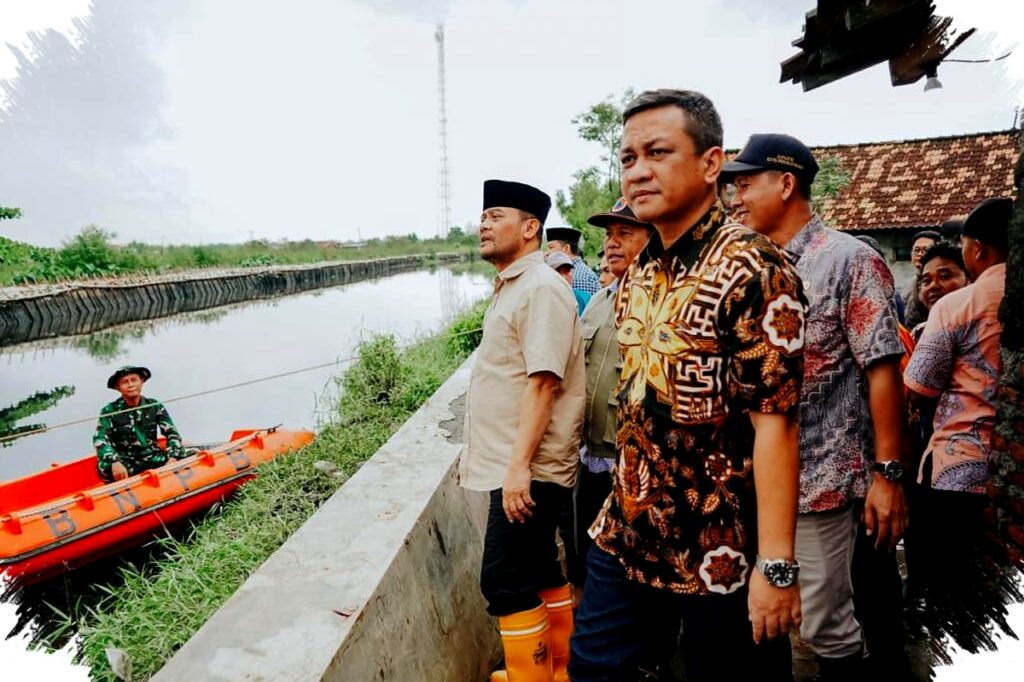 Tinjau Tanggul Jebol di Pekalongan, Luthfi Serahkan Bantuan dan Janji Perbaikan Bertahap