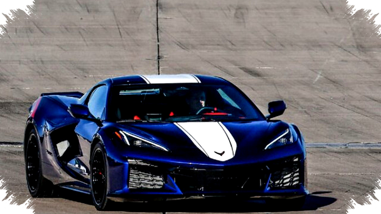 Roger Penske Kembali Mengemudi Kejayaan, Chevrolet Corvette Grand Sport C8 Ungkap Warisan dan Inovasi Mesin Tengah