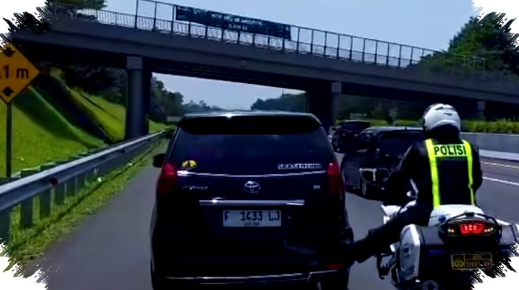 Polisi Setut Mobil Pemudik Pakai Moge Tangan Kiri, Jalan Tol Jadi Saksi Perjuangan Tak Biasa
