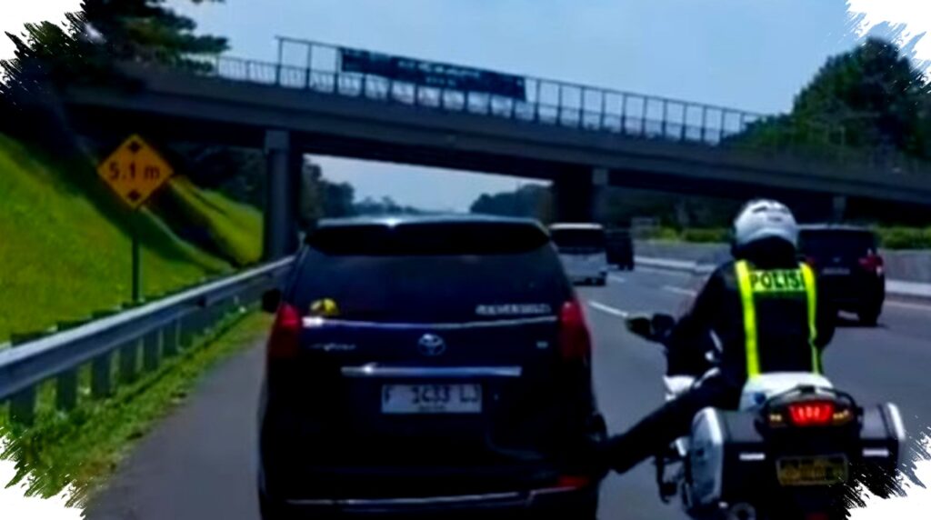 Cerita Polisi Setut Avanza Mogok di Tol Cipali, Lebih dari 3 Km dengan Satu Kaki