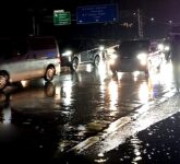 Sampah Tutup Drainase, Banjir Tol Jagorawi Selesai Diatasi Malam Itu