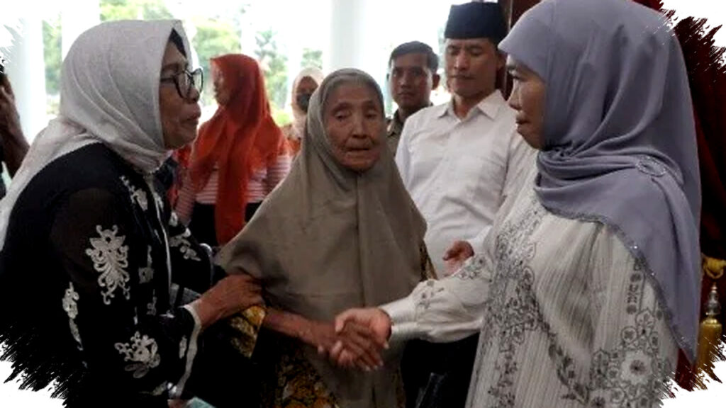 Gubernur Khofifah Sambut Ribuan Warga di Grahadi, Tradisi Riyayan Idul Fitri yang Menghangatkan Hati