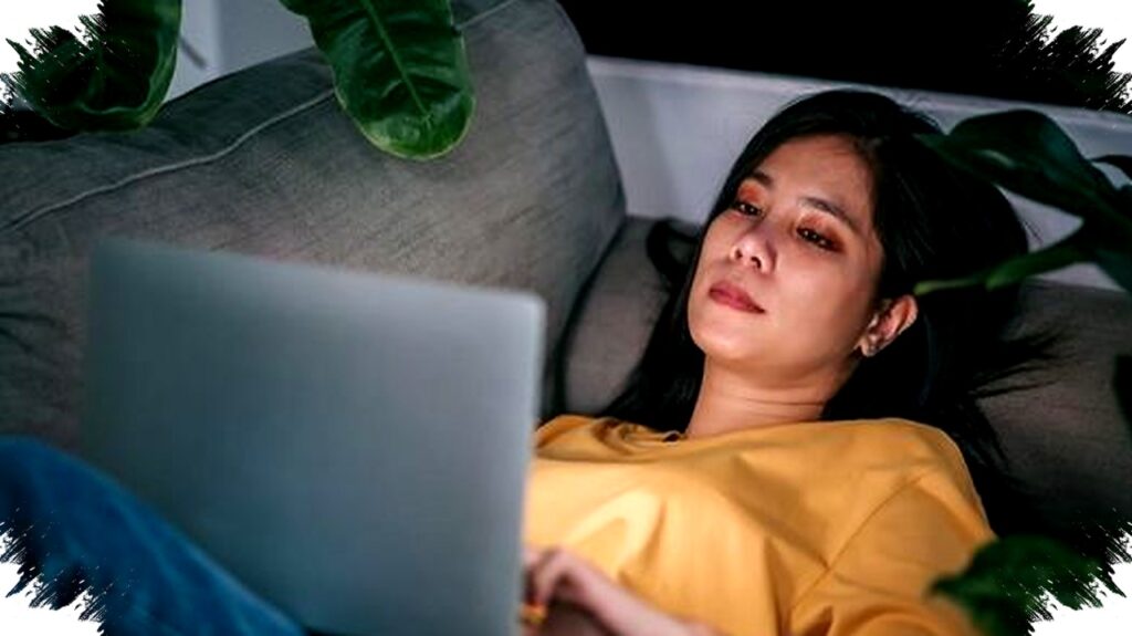 Rahasia Malam Hari yang Ditutupi Gadget, Kebiasaan Sederhana Ini Bisa Perpanjang Usia Kulit di 40-an!
