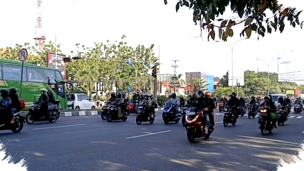 Jalur Pantura Cirebon Dipadati Ribuan Pemudik Motor, Arus Lancar di H-2 Lebaran Meski Jalan Arteri Penuh Beban