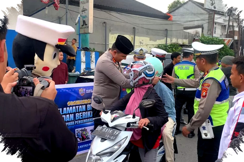 Tak Langsung Ditilang, Polres Gowa dan Asmo Sulsel Pilih Bagi 15 Helm Gratis