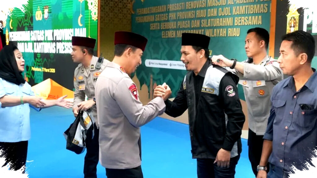 Kapolri Perkuat Satgas PHK dan Dukung Ojol Saat Resmikan Masjid di Riau