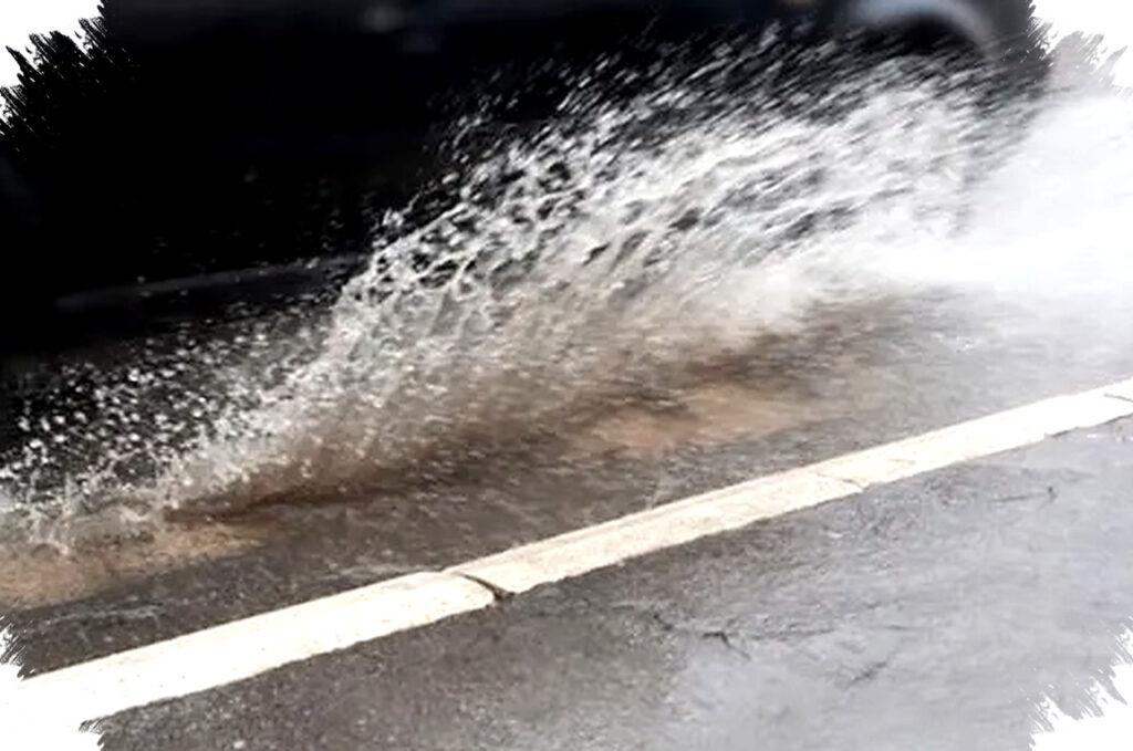 Waspada Aquaplaning Saat Mudik Musim Hujan, Kendali Hilang Bisa Berujung Maut Jika Salah Langkah!