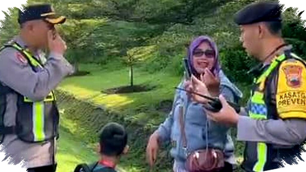 Drama Pemudik Turun Mendadak di Tol, Polisi Sigap Evakuasi dan Antar Sampai Tujuan