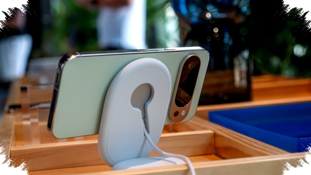 Saat Charger 3-in-1 Lain Andalkan Nirkabel, Dock Pixel Ini Pilih USB-C yang Lebih Masuk Akal