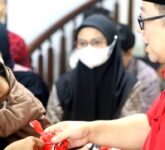 Jelang Lebaran PDI Perjuangan Jatim Bagikan Ratusan Paket Sembako, Cerita Haru Warga Terima Bantuan di Tengah Ramadan