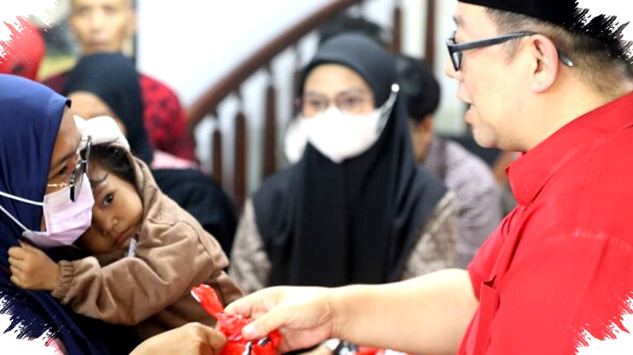 Jelang Lebaran PDI Perjuangan Jatim Bagikan Ratusan Paket Sembako, Cerita Haru Warga Terima Bantuan di Tengah Ramadan