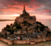 5 Fakta Menakjubkan Mont Saint Michel, Biara di Pulau Pasang Surut yang Tak Terkalahkan Sejarahnya