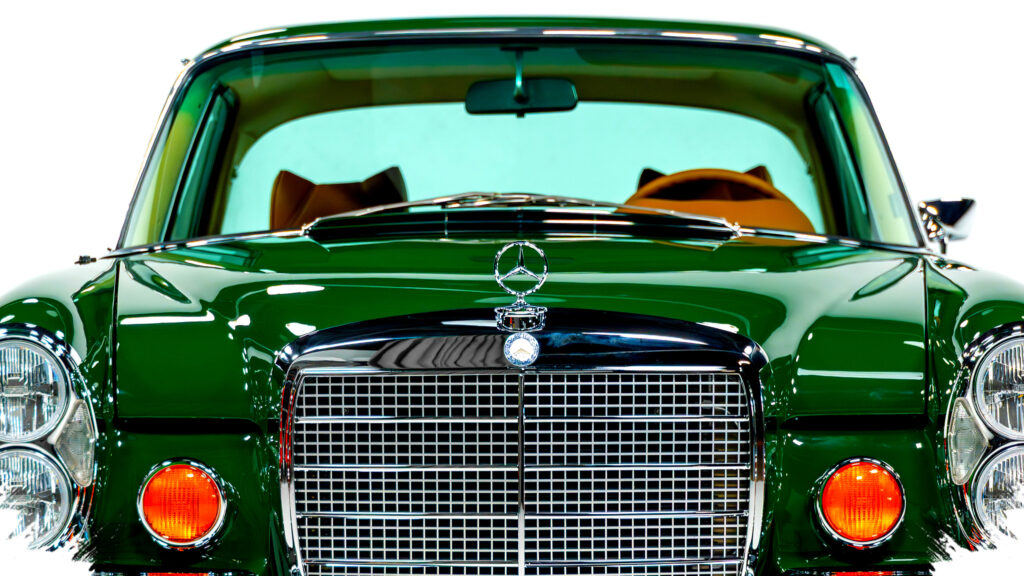 Classic Mercedes 280SE Tampil Polos Tapi Bikin Pesaing Tercundang, Mesin AMG V8 Mengamuk Dalam Keheningan!
