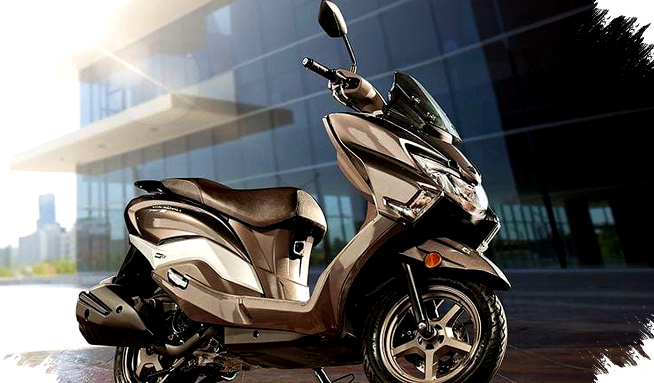 Suzuki Burgman Street 125EX Vs Honda Vario 125, Kenyamanan Maxi Scooter Kontra Kecepatan Responsif di Kota