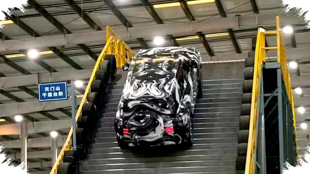 BYD Tunjukkan Keperkasaan Teknologi Lewat Simulasi Ekstrem Mobil Naik Gunung Tianmen, Ancaman Serius Bagi SUV Premium Lain