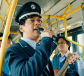 Rayakan Momen Spesial Halte Petukangan, DMASIV dan Rian Coba Pengalaman Jadi Petugas Transjakarta Rayakan Momen Spesial Halte Petukangan, DMASIV dan Rian Coba Pengalaman Jadi Petugas Transjakarta