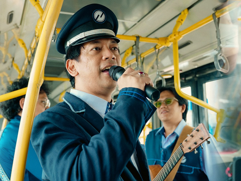 Rayakan Momen Spesial Halte Petukangan, DMASIV dan Rian Coba Pengalaman Jadi Petugas Transjakarta