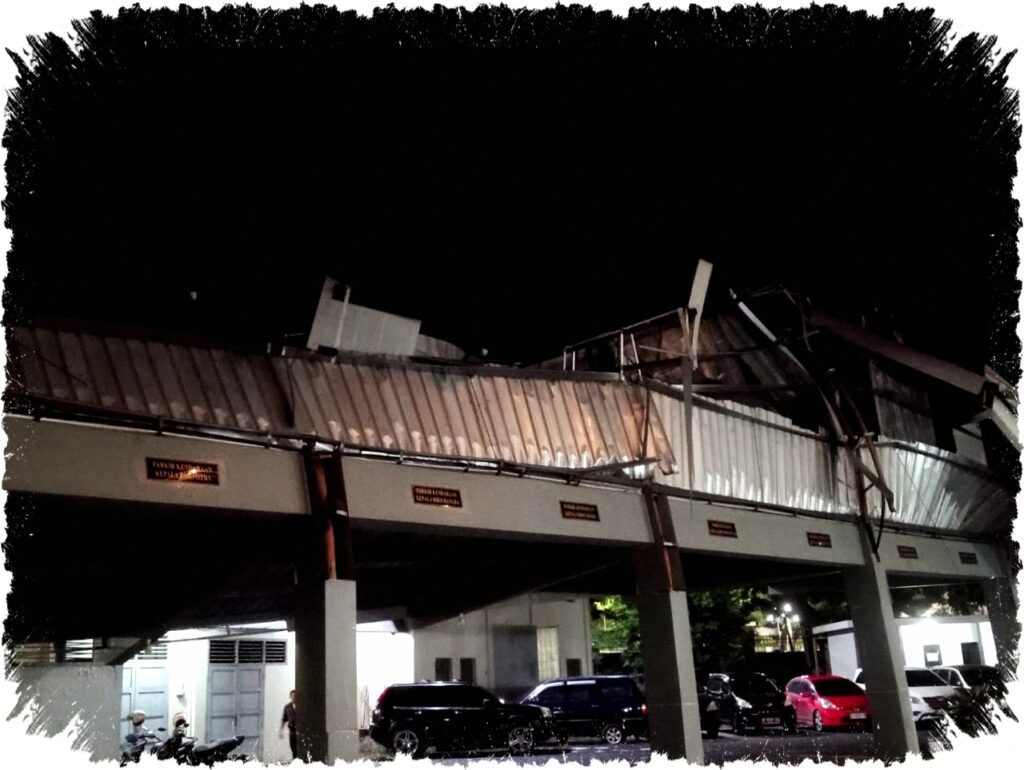 Angin Kencang Terjang Kompleks Pemprov Jateng, Pohon Roboh dan Kanopi Hancur Warga Berhamburan Mengamankan Diri