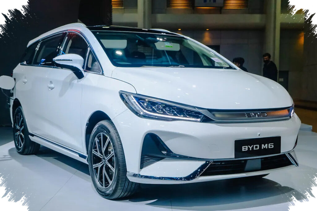 Pajak EV Disetarakan di 2026, BYD M6 Mulai Goyah di Hadapan Veloz Hybrid