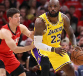 LeBron James Samakan Skor di Detik Akhir, Rockets Runtuh di Game 3 dan Lakers Menang di OT