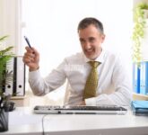 5 Tips Memakai Dasi Agar Tak Terlihat Asal, Rahasia Rapi yang Sering Diabaikan di Kantor