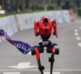 Robot Humanoid Honor Pecahkan Rekor Dunia Half Marathon, Menang Telak atas Pelari Manusia