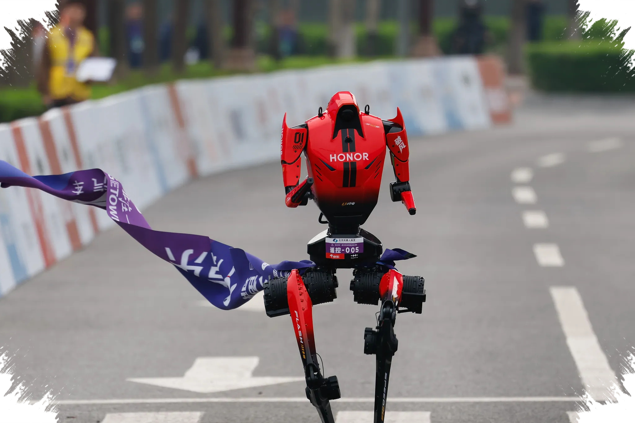 Robot Humanoid Honor Pecahkan Rekor Dunia Half Marathon, Menang Telak atas Pelari Manusia