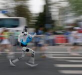 Robot Humanoid Tiongkok Mengalahkan Rekor Manusia, Dari Slapstick Jadi Lari Setengah Marathon 48 Menit
