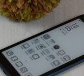 Smartphone E-Ink Dua Layar Ini Malah Punya Layar Bulat Kecil, Desainnya Aneh Sekali