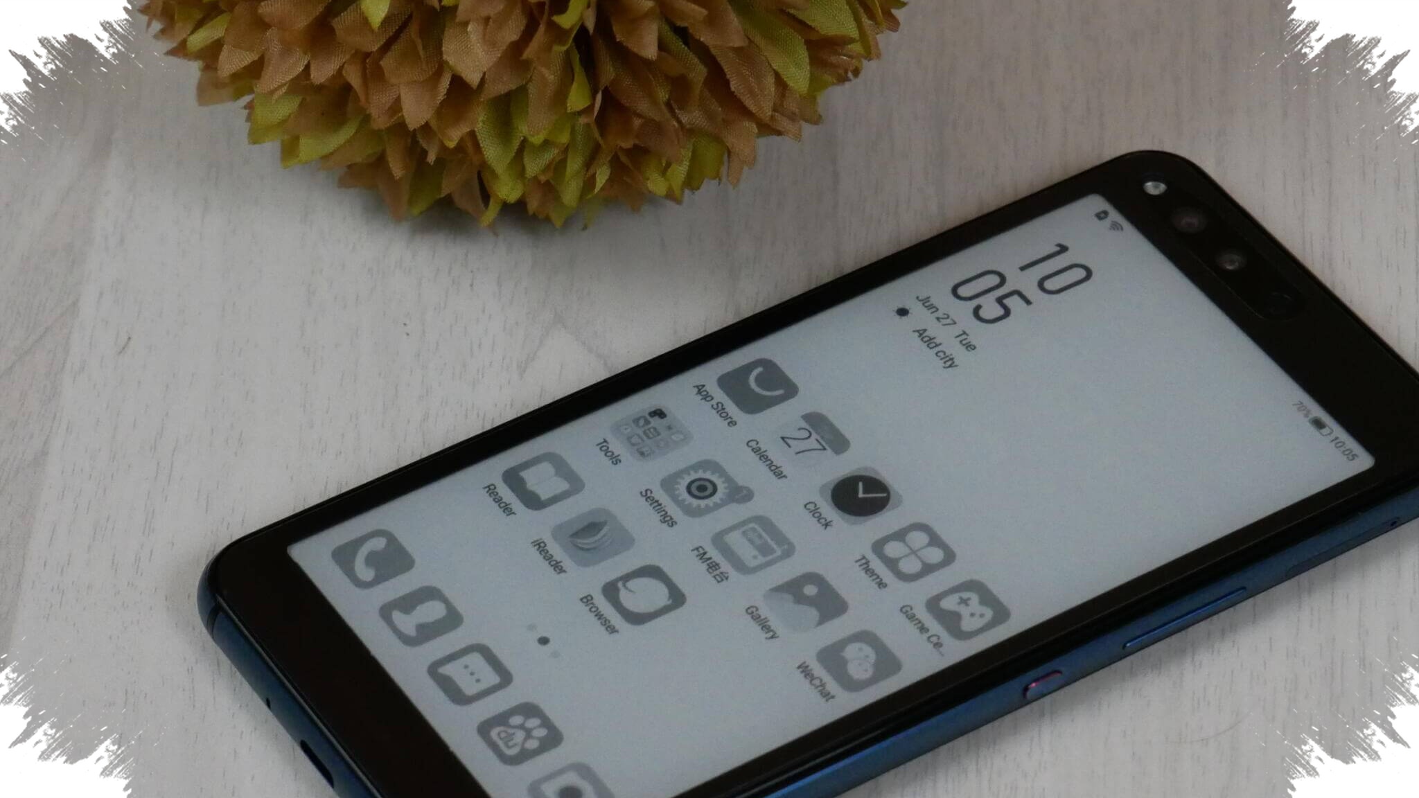 Smartphone E-Ink Dua Layar Ini Malah Punya Layar Bulat Kecil, Desainnya Aneh Sekali