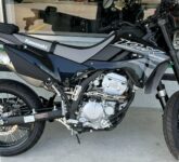 Kawasaki KLX300SM 2026 Tampil Agresif, Handling Tajamnya Siap Mengacak Jalanan