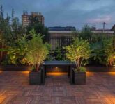 6 Desain Teras Rustic Ini Bukan Sekadar Estetik, Atap Hijau Alaminya Bikin Teras Lebih Adem