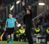 Atletico Heran Barcelona Protes Wasit, Simeone Bilang Itu Cuma Detail Kecil Atletico Heran Barcelona Protes Wasit, Simeone Bilang Itu Cuma Detail Kecil