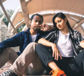 7 Ide Outfit Skena Buat Hangout Seharian, Dari Kemeja Vest Hingga Jaket Oversized