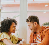 4 Tanda Love Language Words Of Affirmation, Kamu Tak Bisa Hidup Tanpa Kata-Kata Manis!